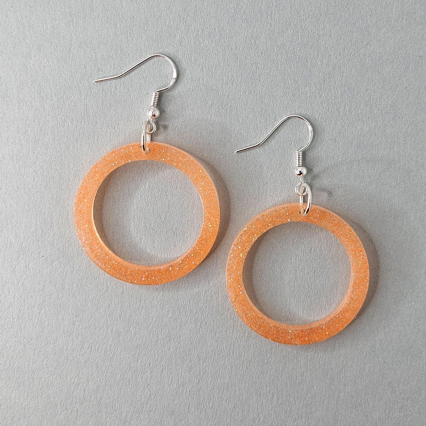 ! Handgefertigte Ohrringe aus Resin mit versilberten Haken