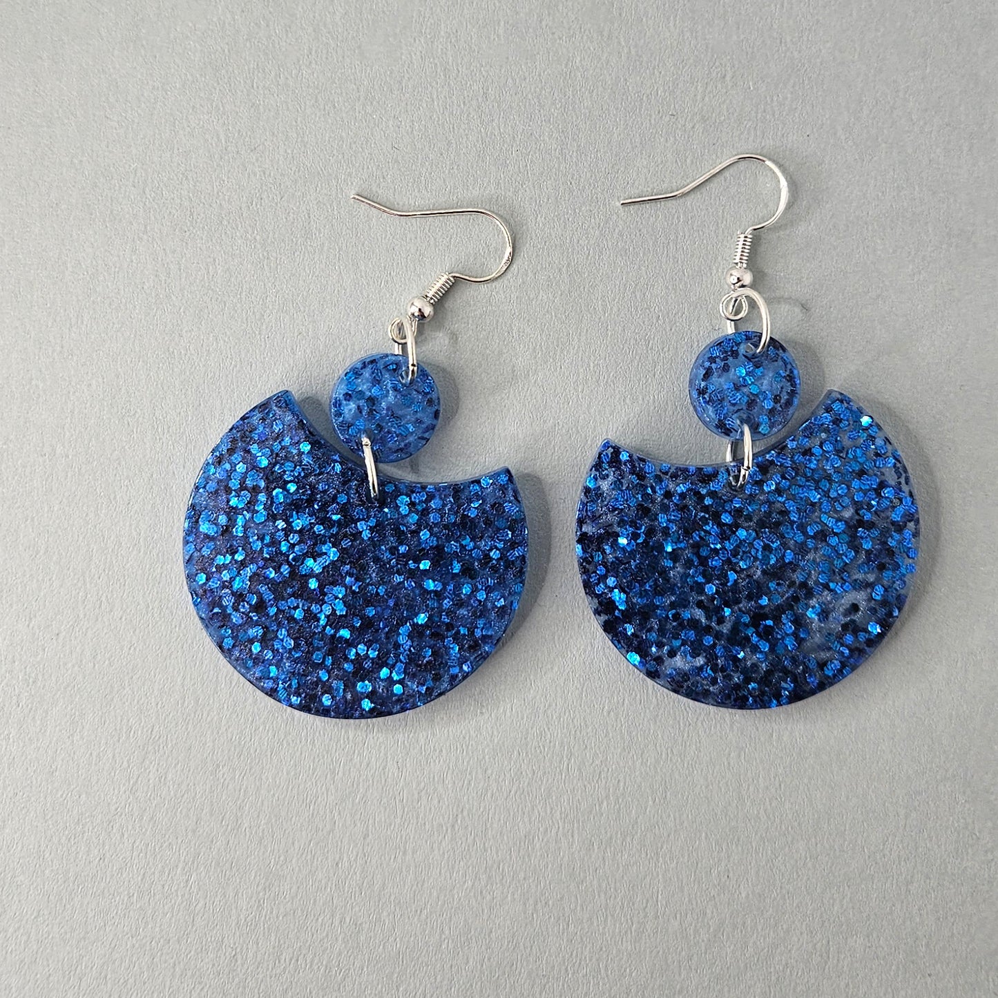 ! Handgefertigte Ohrringe aus Resin mit versilberten Haken