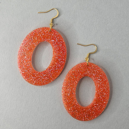 Glitzernde orangefarbene Donut-Ohrringe aus Resin mit vergoldeten Hacken